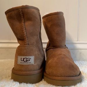 Girls Size 2 Chestnut Ugg Boats. Lightly worn. Perfect for winter.